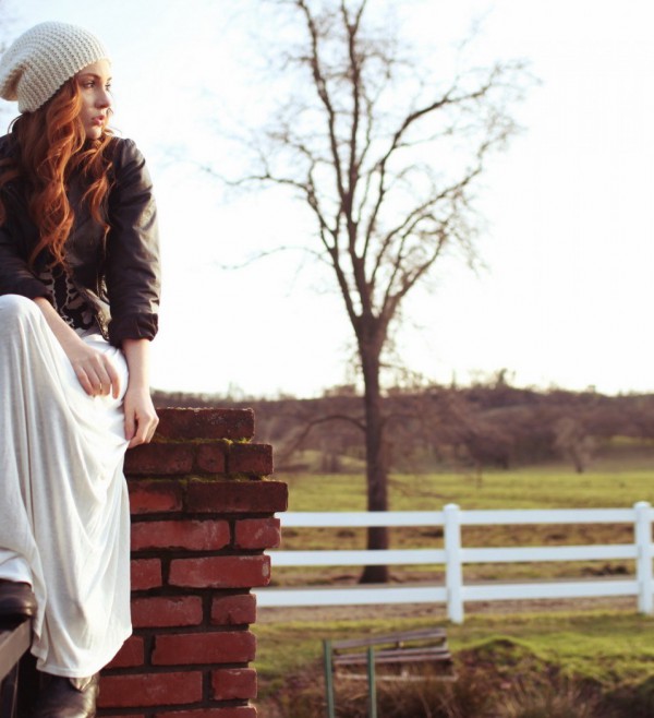 fence-redhead-girl-hd